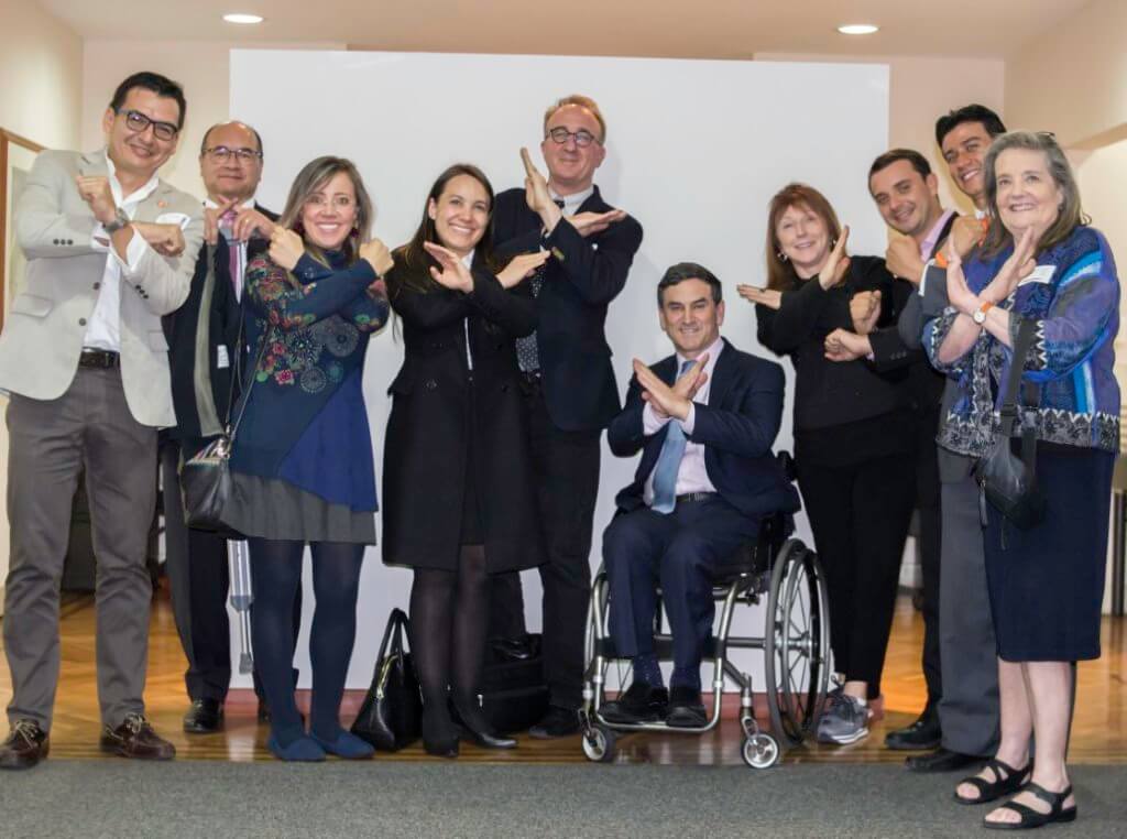 Group making X signs with the Special Advisor on Disability Issues for the President of Colombia